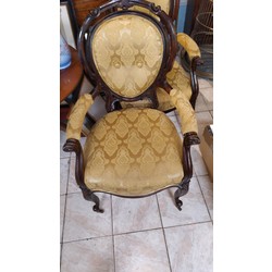 Divi krēsli ar zeltītas krasas audumu