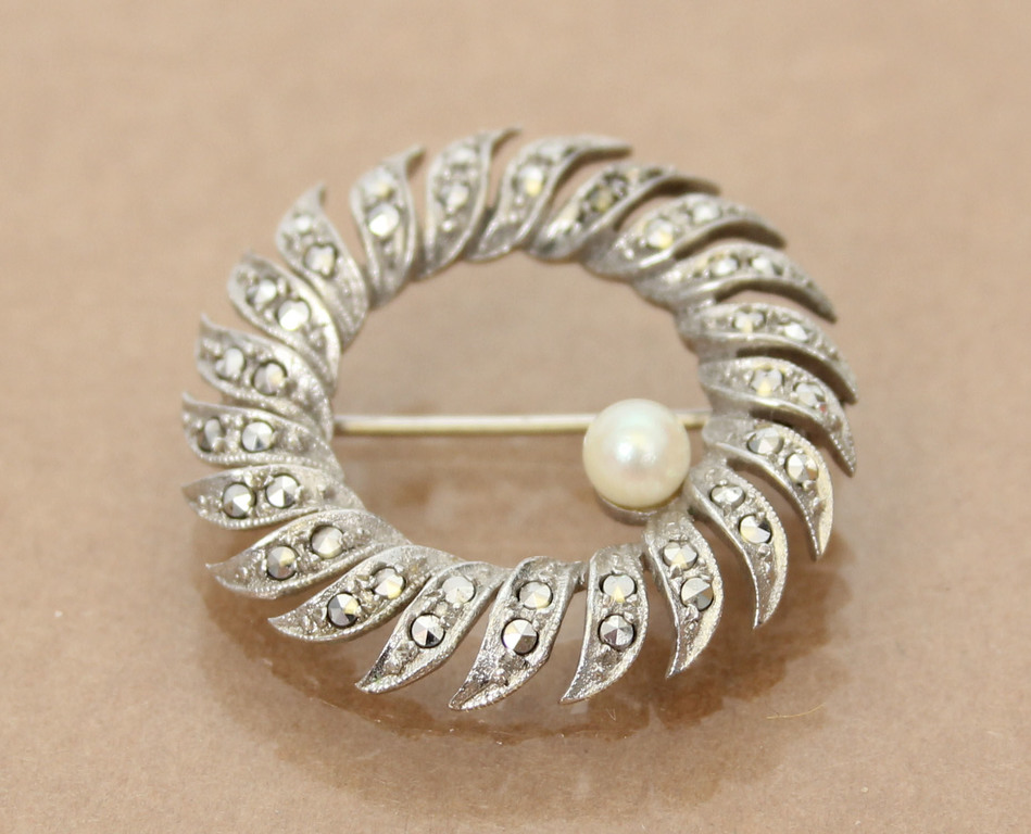 Art Nouveau Silver brooch with pearl and marcasite tricals