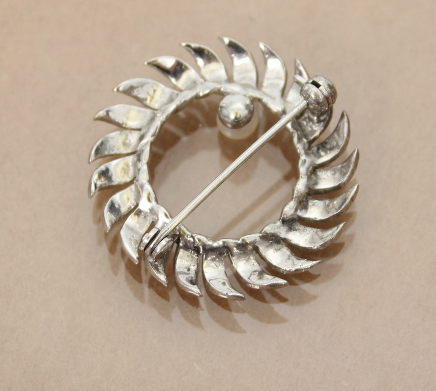 Серебряная брошь в стиле модерн с жемчугом и трикалами из марказита