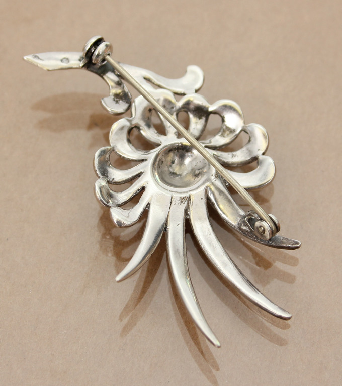 Серебряная брошь в стиле модерн с кристаллами макацита