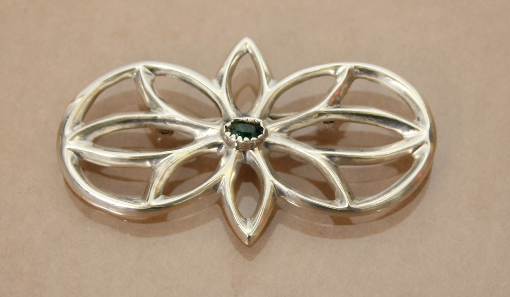 Art Nouveau Silver brooch with emerald