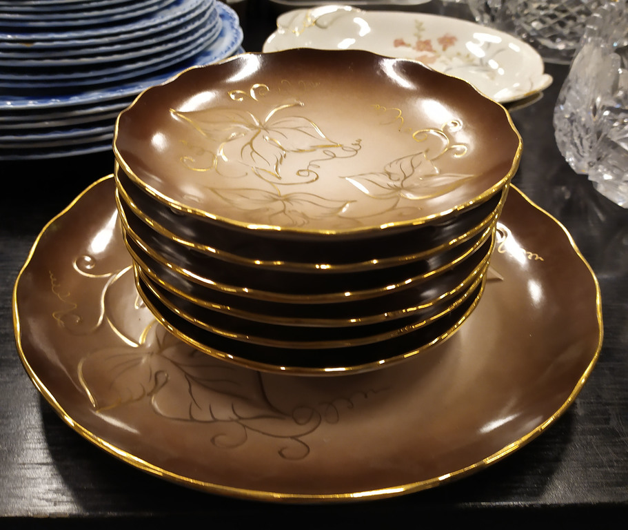 Porcelain serving plates 