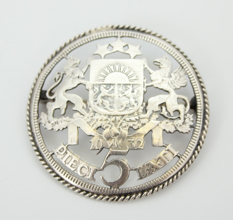 Серебряная брошь из пятилатовой монеты 