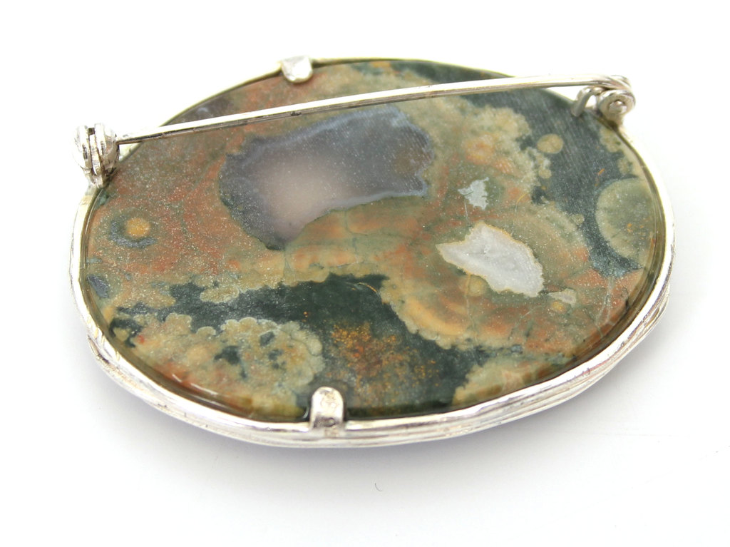 Серебряная брошь в стиле модерн с натуральным камнем
