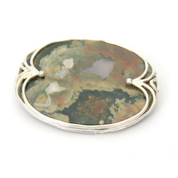 Серебряная брошь в стиле модерн с натуральным камнем