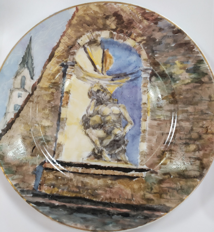Dekoratīvs porcelāna šķīvis 