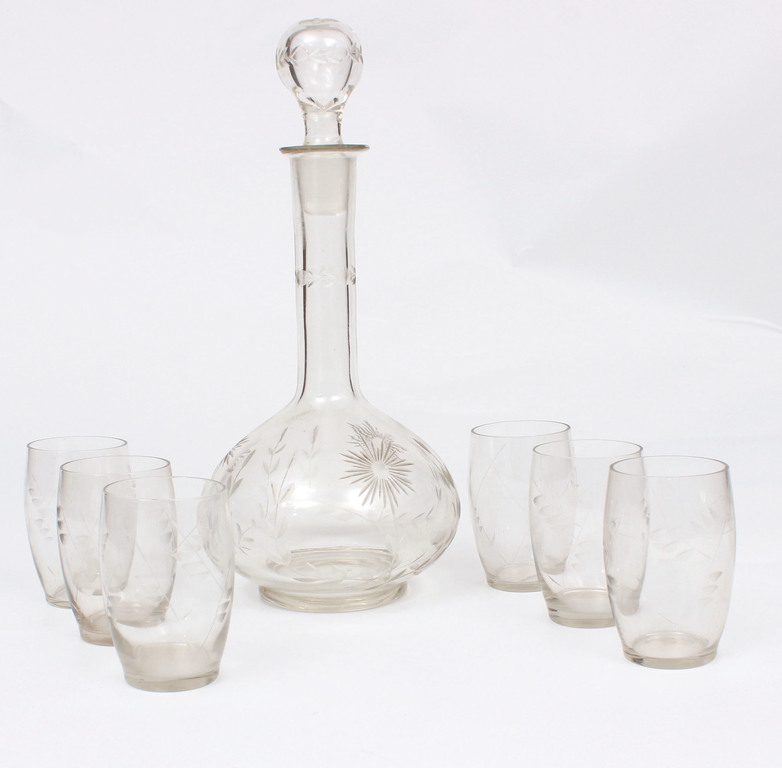 Glass decanter with six glasses