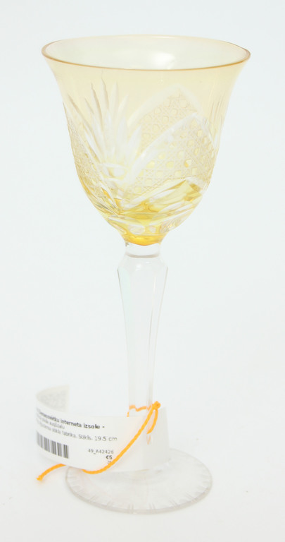 Желтая стеклянная чашка