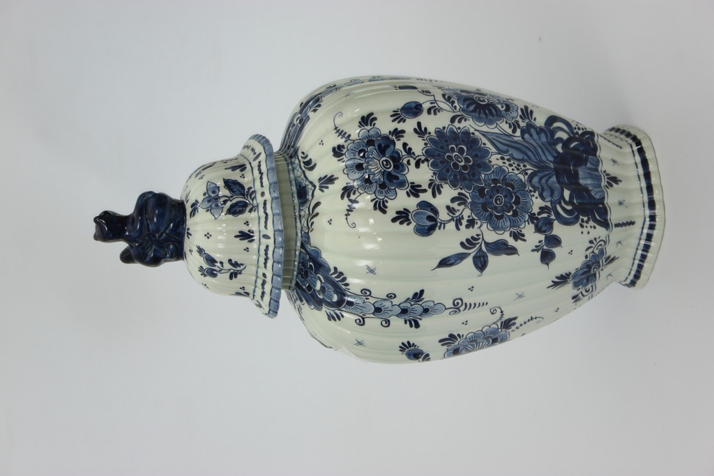Porcelain vase / urn with lid