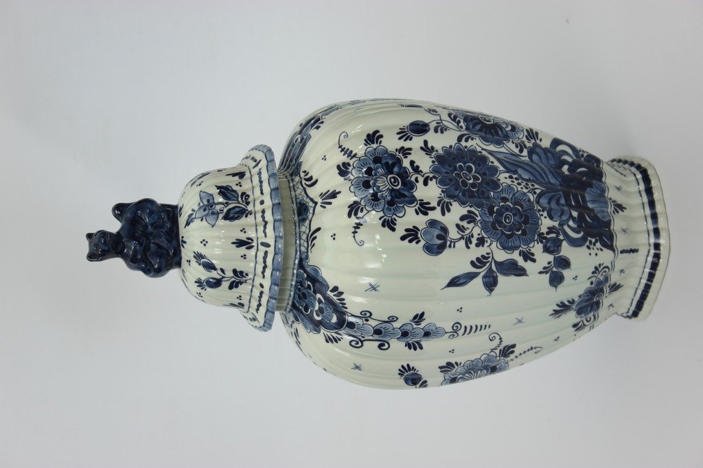 Porcelain vase / urn with lid