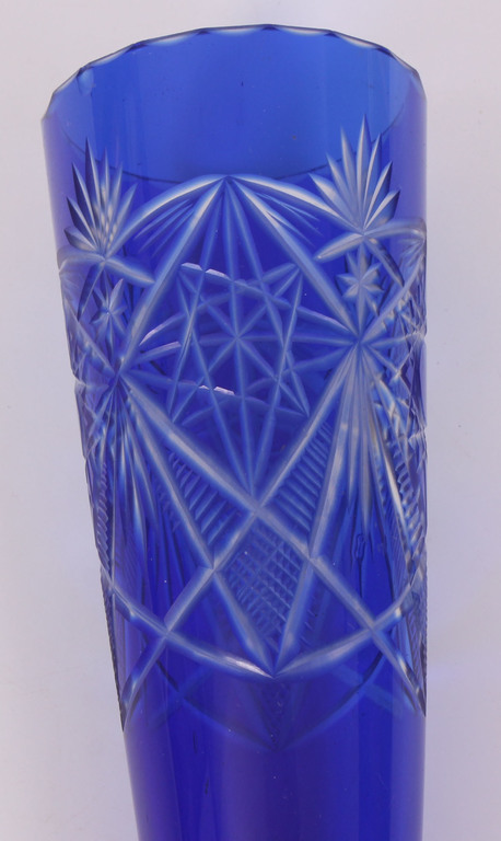 Zilā stikla glāze raga formā