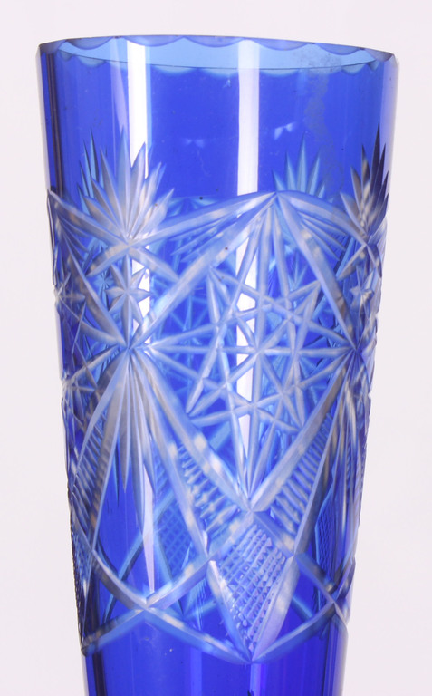 Zilā stikla glāze raga formā