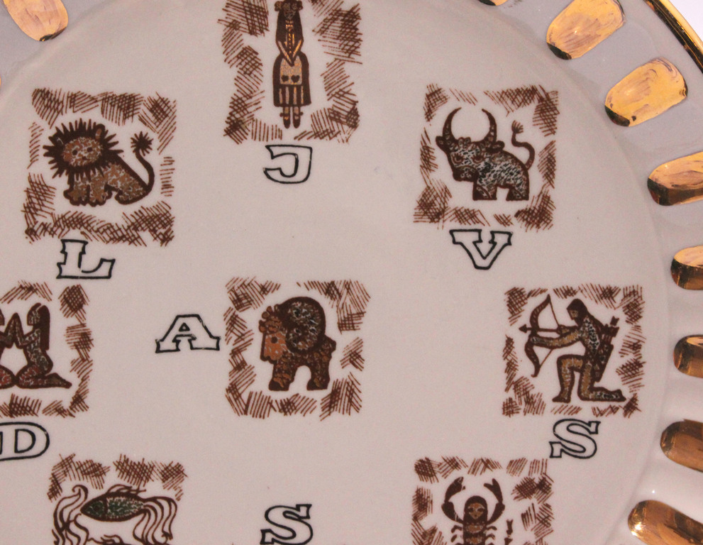 Porcelāna šķīvis ar horoskopa zīmēm