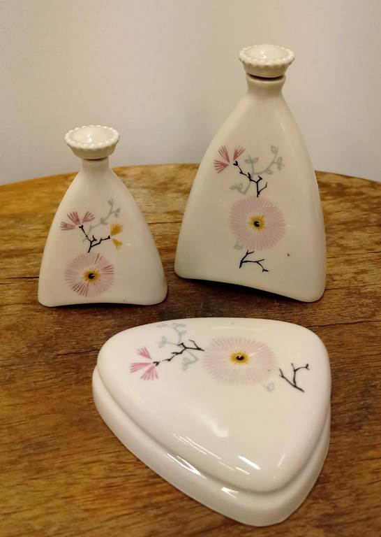 Porcelain set - Two perfume bottles and a chest