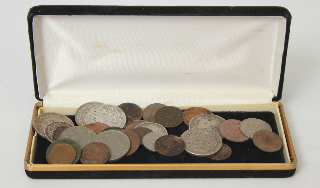 Монеты латвийских латов и сантимов 30 шт.