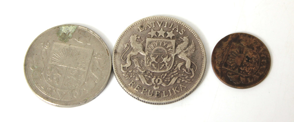 Монеты латвийских латов и сантимов 30 шт.