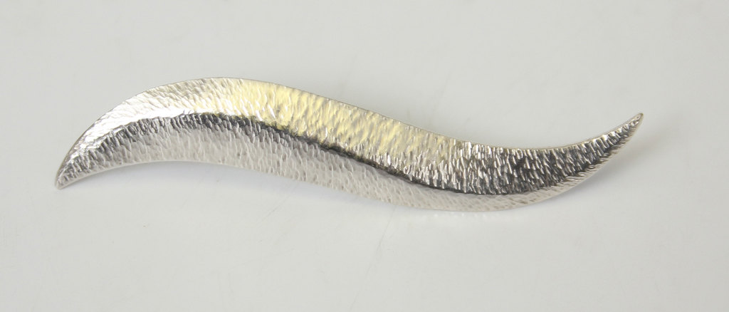 Серебряная брошь в стиле модерн