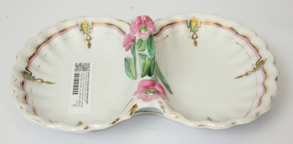 Porcelain serving dish with handle 
