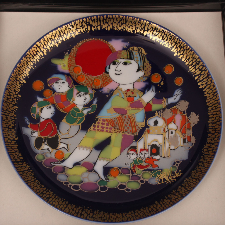 Decorative porcelain plate in the original box 