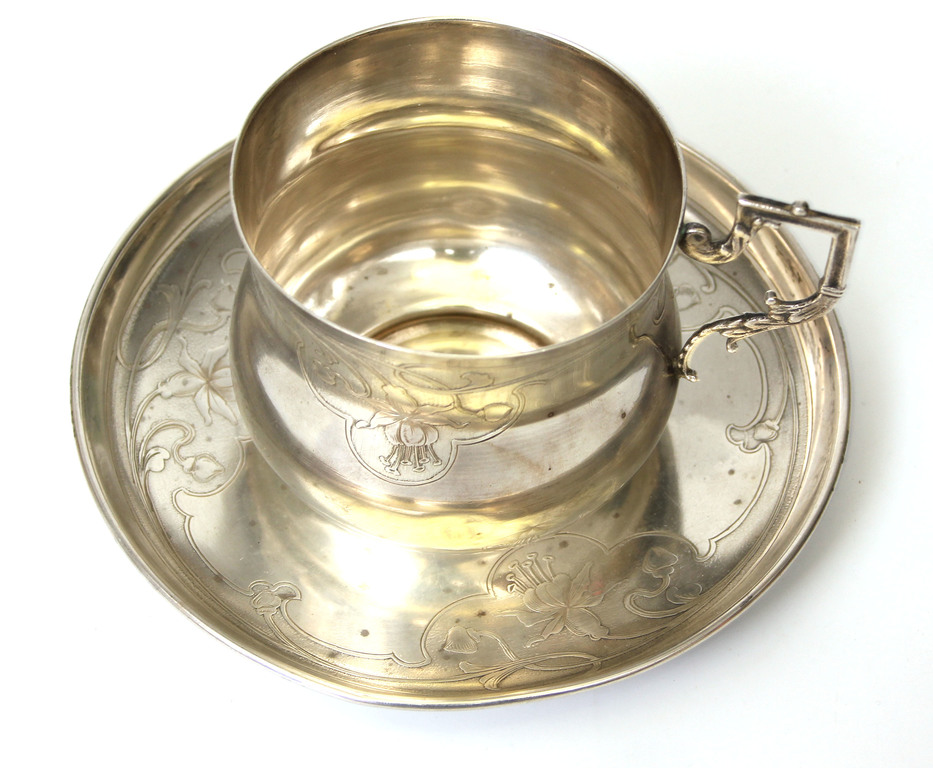 Серебряная кружка с тарелкой