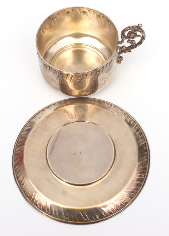Большая серебряная кружка с тарелкой