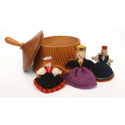 Set - 3 dolls and a wooden box/chest