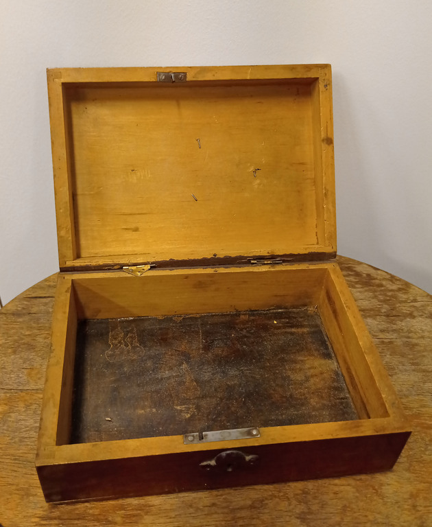 Wooden box with metal linings