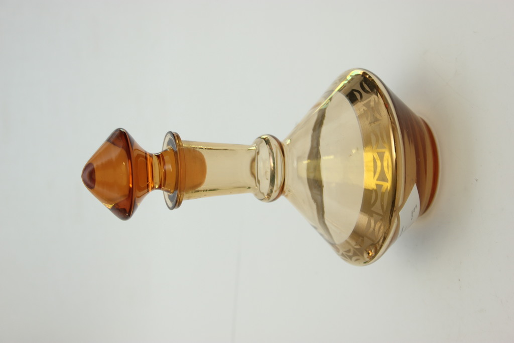 Krāsainā stikla karafe ar zeltījumu