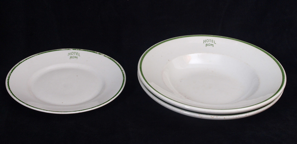 Set of the plates