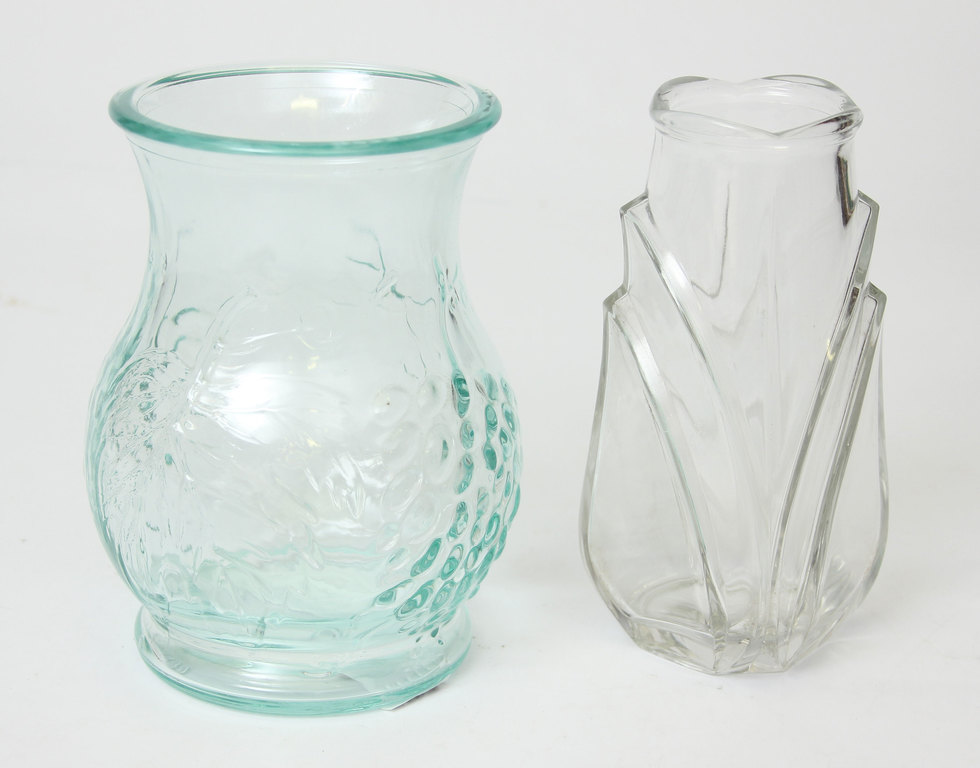 Две стеклянные вазы