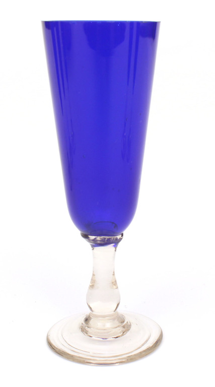 Sešas zilā stikla glāzītes uz kājiņas