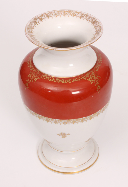 Porcelain vase and plate