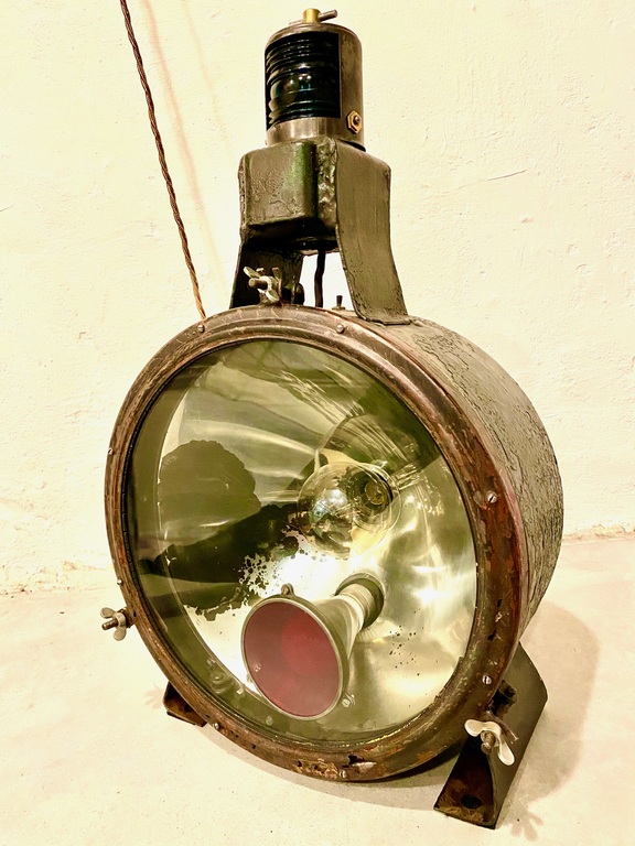 Train locomotive headlight