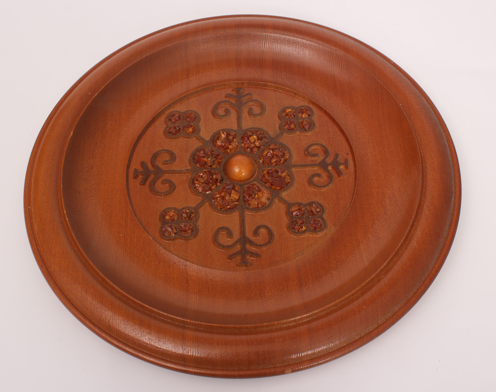 Деревянная тарелка с янтарем