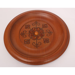 Деревянная тарелка с янтарем