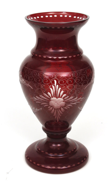 Стеклянная ваза из красного стекло