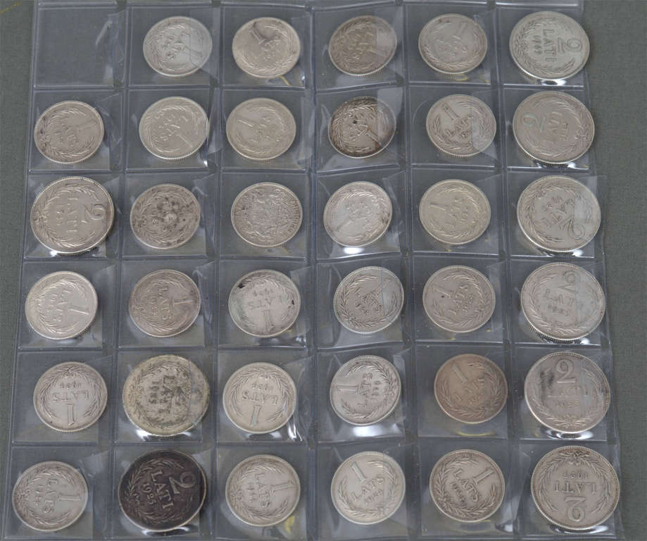 Sudraba monētu komplekts ( 26  viena  lata monētas un 9 divu  latu monētas)