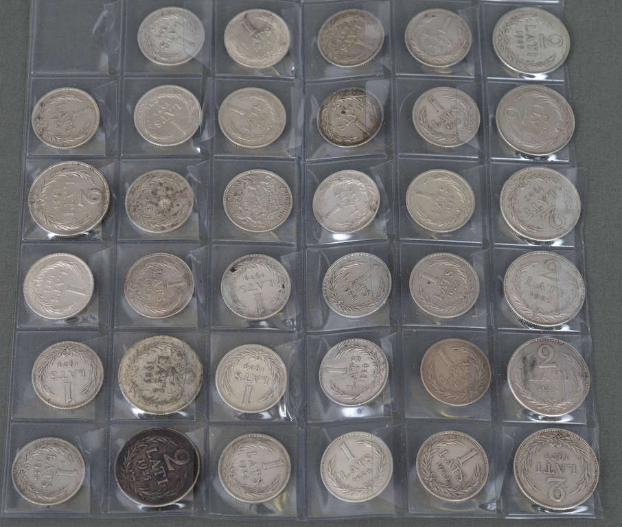 Sudraba monētu komplekts ( 26  viena  lata monētas un 9 divu  latu monētas)