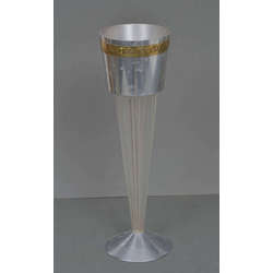 Стеклянная чашка с металлической отделкой 