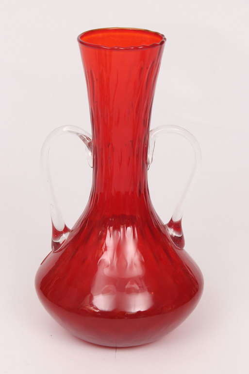 Sarkanā stikla vāze