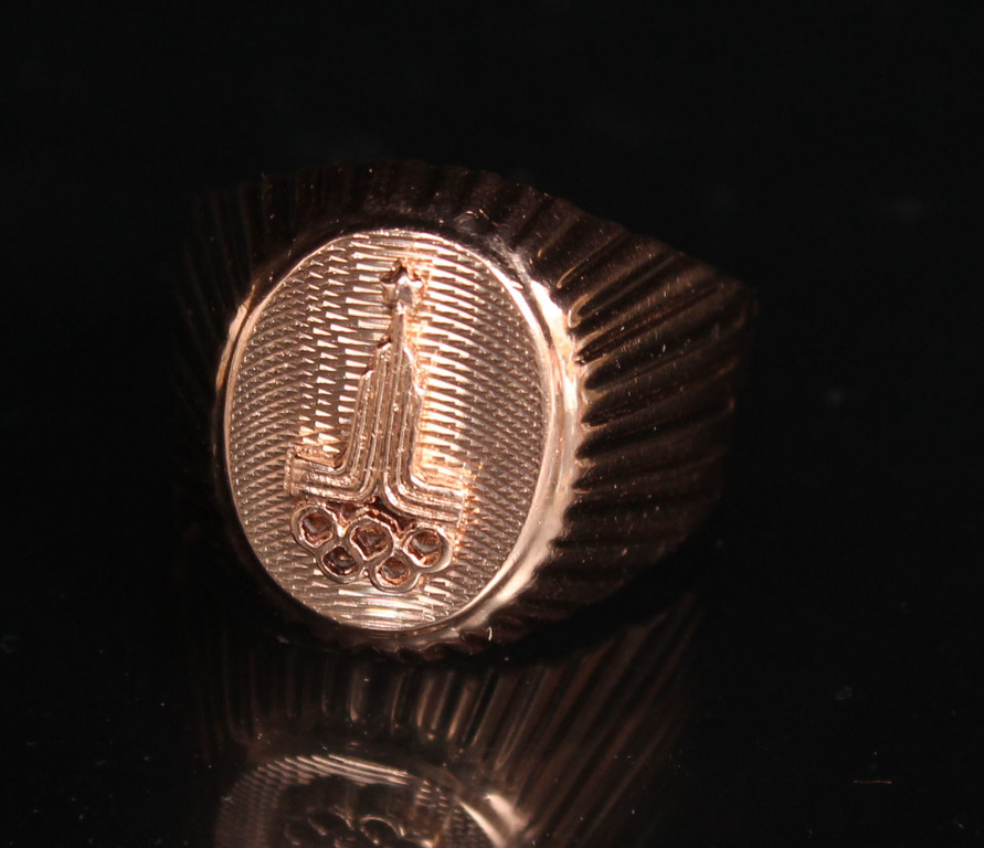 Zelta gredzens ar Olimpisko spēļu simboliku