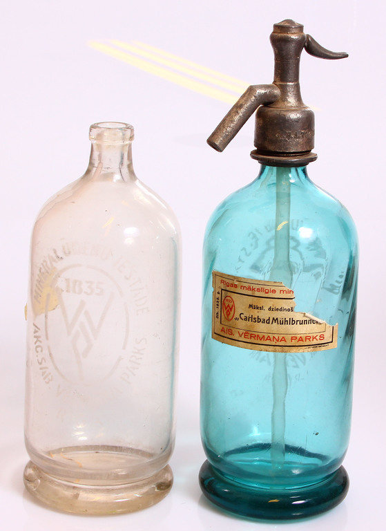 Two siphons for carbonated drinks