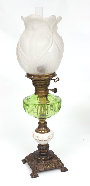 Petrolejas lampa baroka stilā