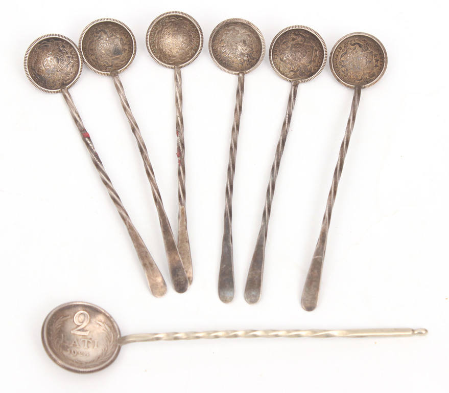 Серебряные ложки сделаны из монет  1 и 2 лата
