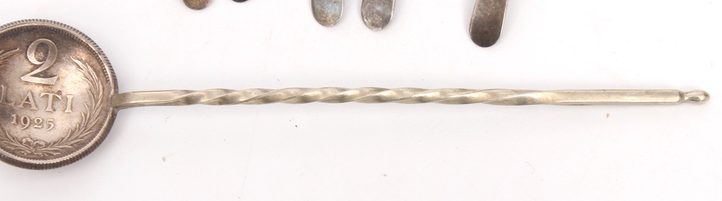 Sudraba karotes izgatavotas no 1 un 2 Latu monētām