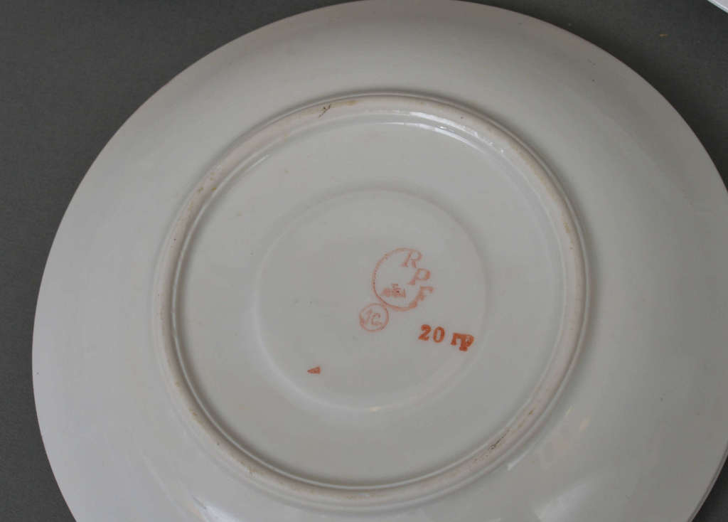 26 porcelāna priekšmeti no dažādā servīzēm