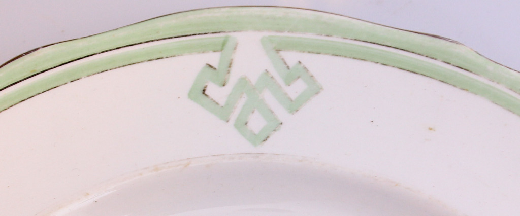 Фарфоровая тарелка в стиле арт нуво