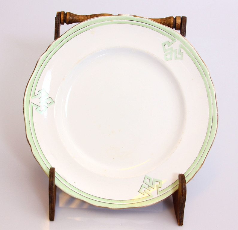 Фарфоровая тарелка в стиле арт нуво