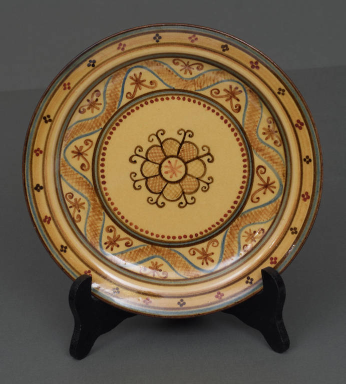 Apgleznots dekoratīvais keramikas sienas šķīvis 