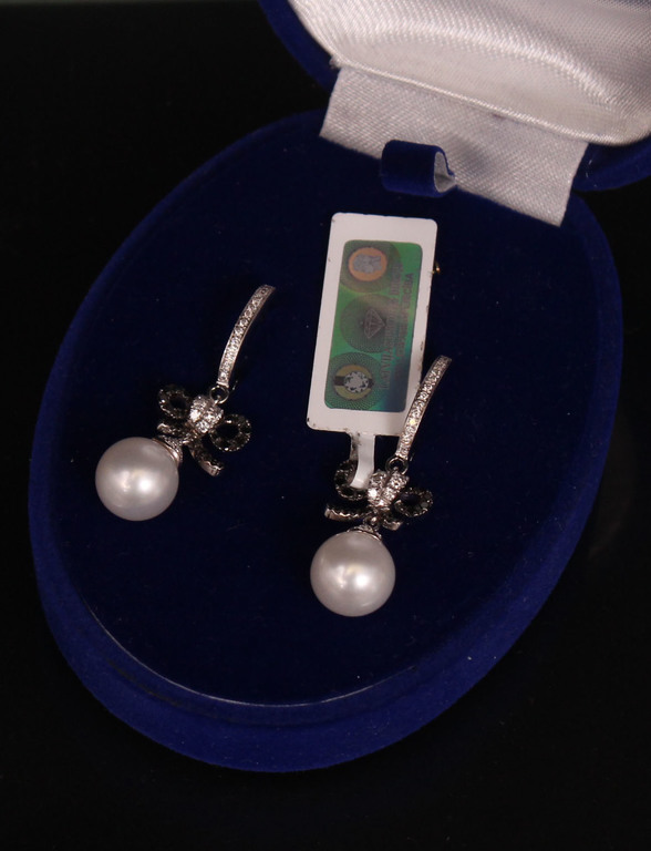 Gold earrings with diamonds and cultured pearls 